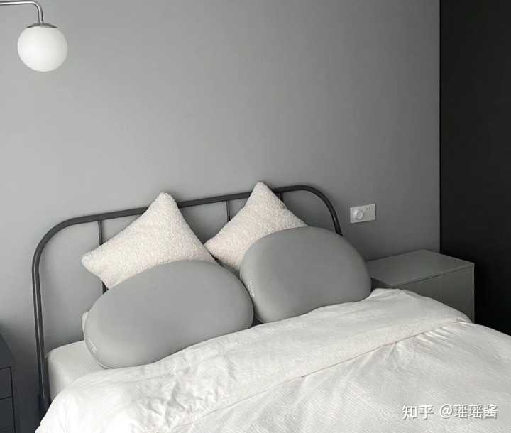 卧室整体颜色偏冷的话，建议用黑白灰以及莫卡迪蓝色系比较好